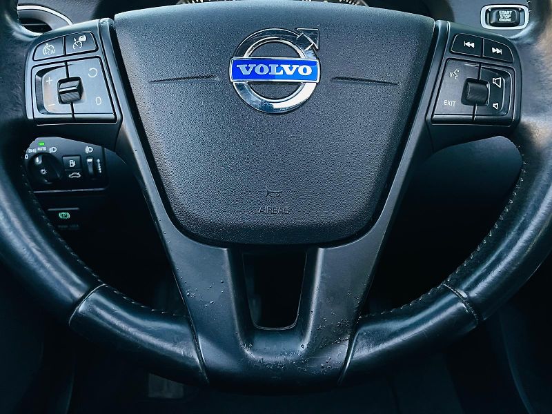 Volvo V60 2.0D4 5VÁLEC SERVISKA TAŽNÉ - fotka 26 z 48