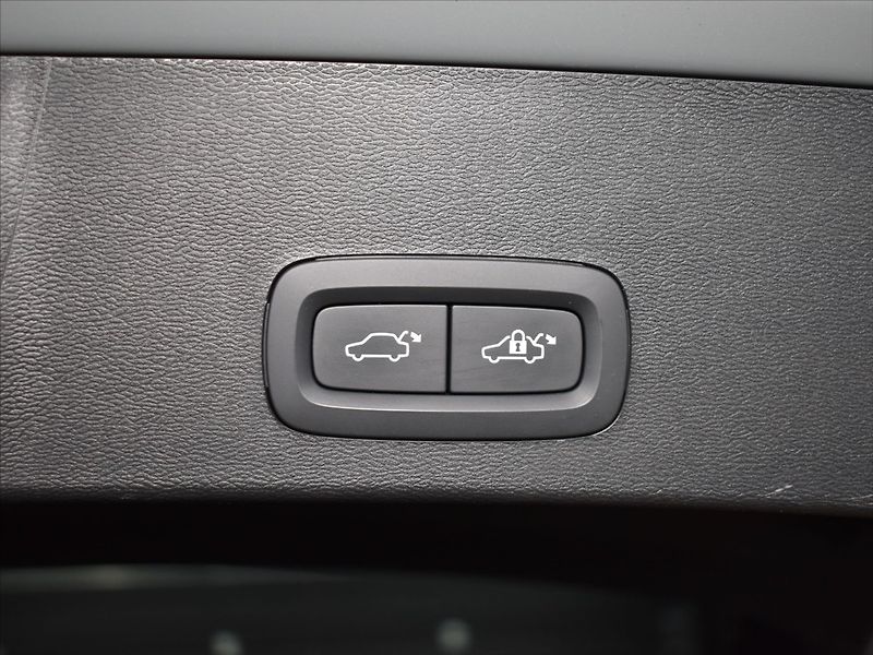 Volvo XC40 2,0 B3 Plus Dark Bezklíč - fotka 12 z 23