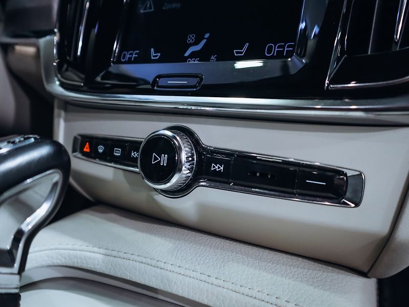 Volvo V90 D5 Momentum 173 kW AWD - fotka 20 z 28