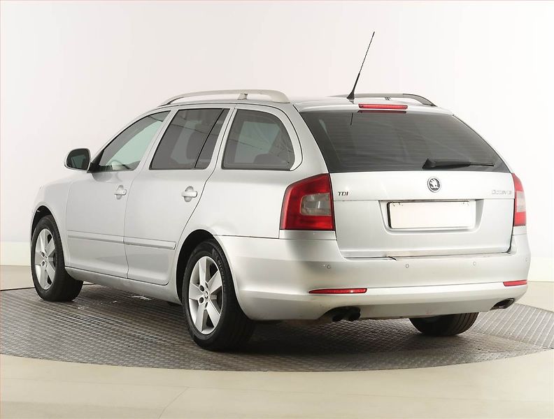 Škoda Octavia (2010) 2.0 TDI, Serv.kniha, Xenony - fotka 4 z 19