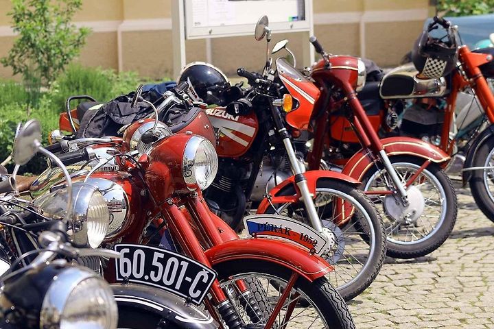 Veterány vyjely z Havlíčkova Brodu a dorazily na zámek ve Světlé nad Sázavou. Foto: poskytl Jan Šafránek