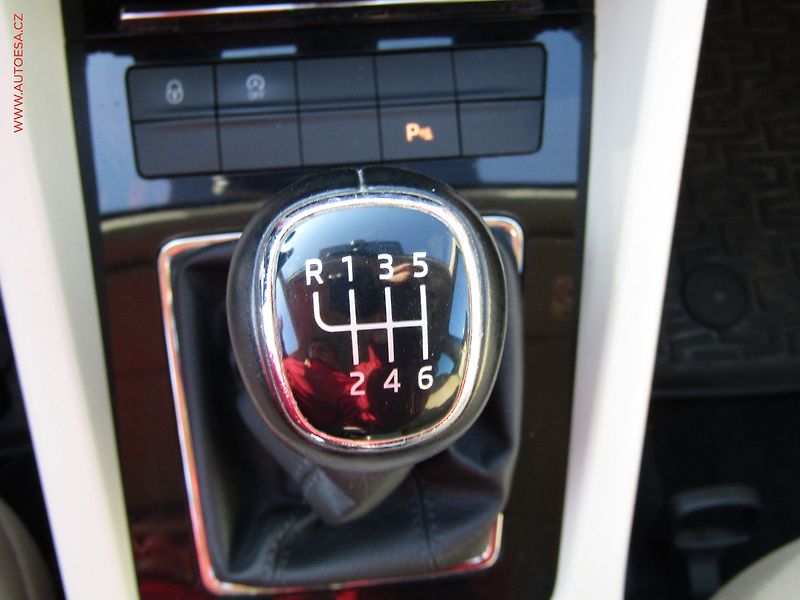 Škoda Octavia (2017) 2.0 TDi, ČR, Style, LED - fotka 16 z 18