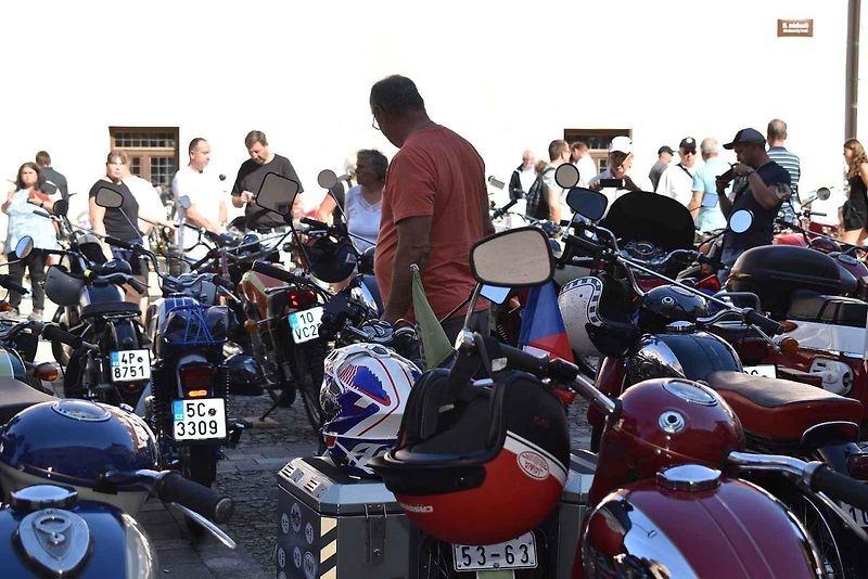 Strakonice si připomněly 105 let od zahájení výroby značky ČZ Sjeli se sem majitelé a obdivovatelé legendárních motocyklů. Na dobu, kdy pro čezetu pracoval, zavzpomínal i náš jediný kosmonaut ve vesmíru Vladimír Remek. A ochotně pózoval na společných sním