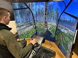 Lesárna Trutnov slavnostně otevřela výukové středisko operátorů těžebně dopravních strojů. Studenti se připravují na práci v lese na moderních simulátorech.