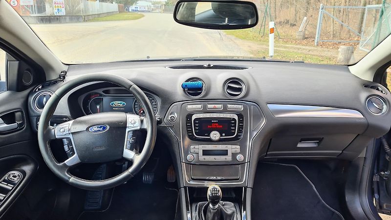 Ford Mondeo (2010) 2.0 /103kW - fotka 14 z 23