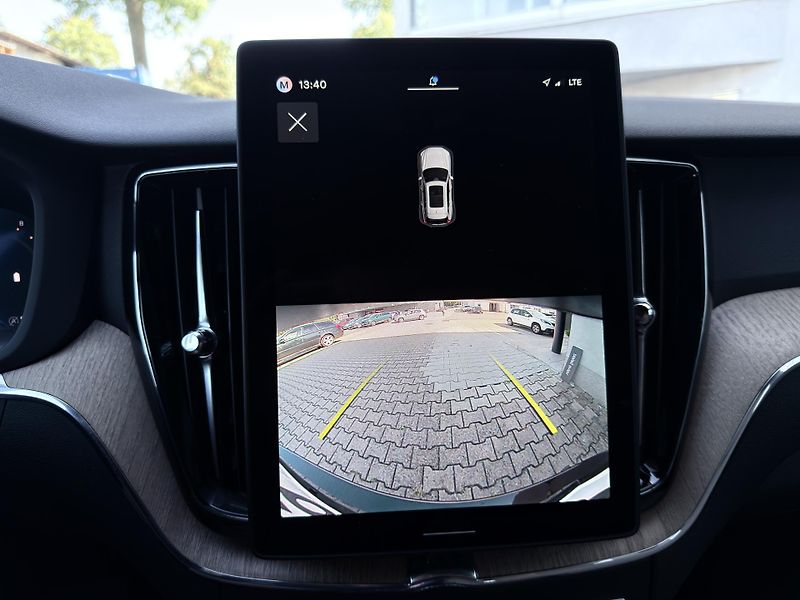 Volvo XC60 B5 AWD PLUS DARK // REZERVACE  - fotka 28 z 47