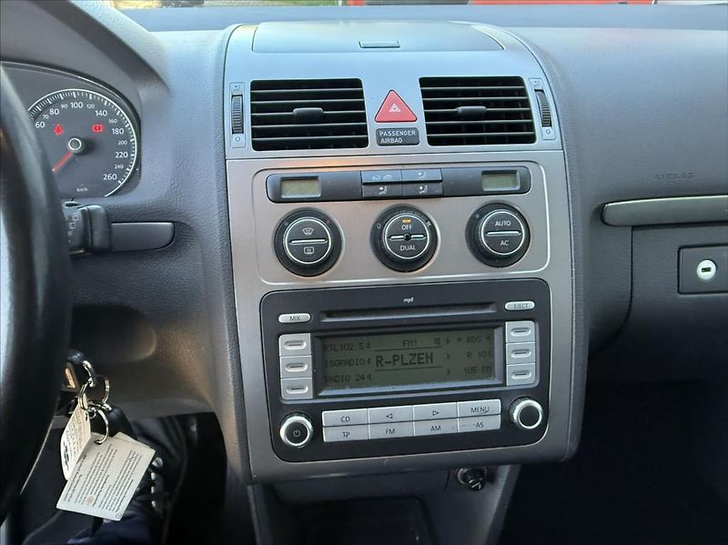 Volkswagen Touran 2,0 TDi DSG highline 7-míst - fotka 14 z 18