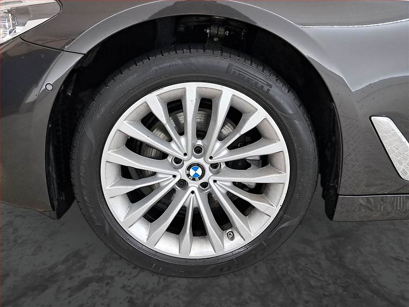 BMW Řada 5 (2019) Luxury Line 520d xDrive - fotka 15 z 18