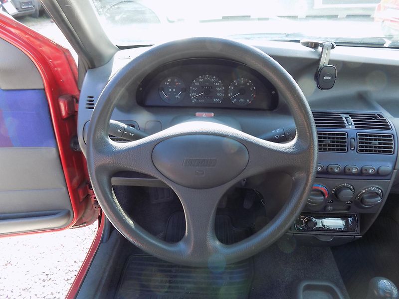 Fiat Punto 1,2I 54 KW SX CENTRÁL, KLIMA - fotka 26 z 30