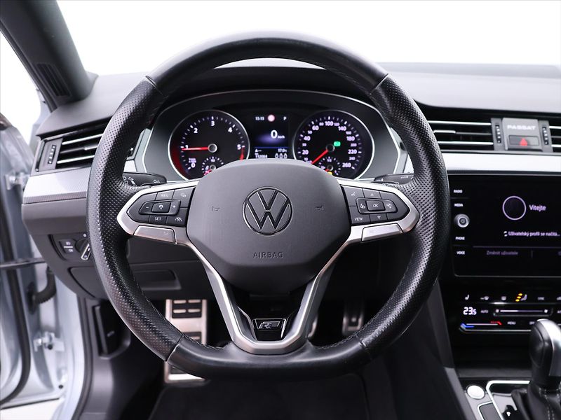 Volkswagen Passat 2,0 TDI 110kW DSG R-line 1.Maj - fotka 18 z 32