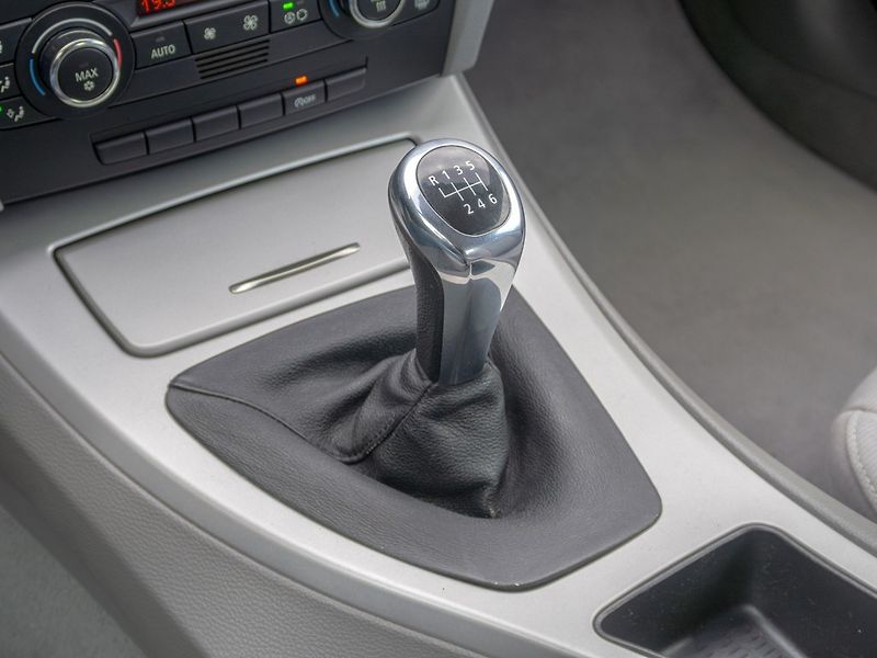BMW Řada 3 (2009) 320I 125KW man – PĚKNÝ - fotka 24 z 42