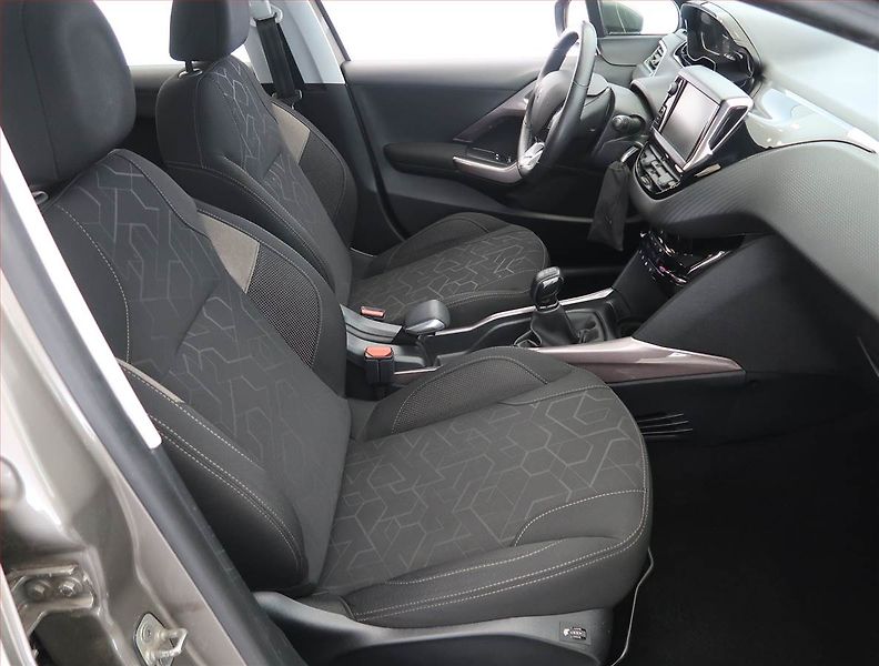 Peugeot 2008 (2016) 1.2 PureTech, Tempomat - fotka 9 z 17