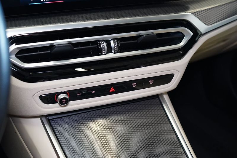 BMW Řada 3 330d xDrive Touring, Pano, HUD - fotka 33 z 42