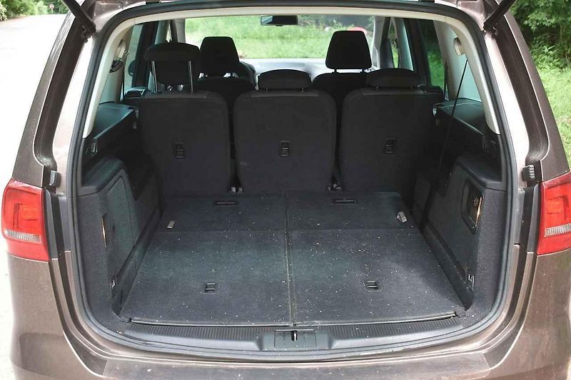Tento Volkswagen Sharan je deset let starý. Nevypadá na to