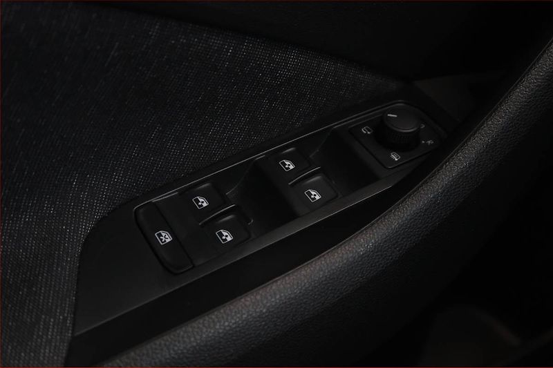 Škoda Kamiq (2024) 1.0 TSI - fotka 15 z 16