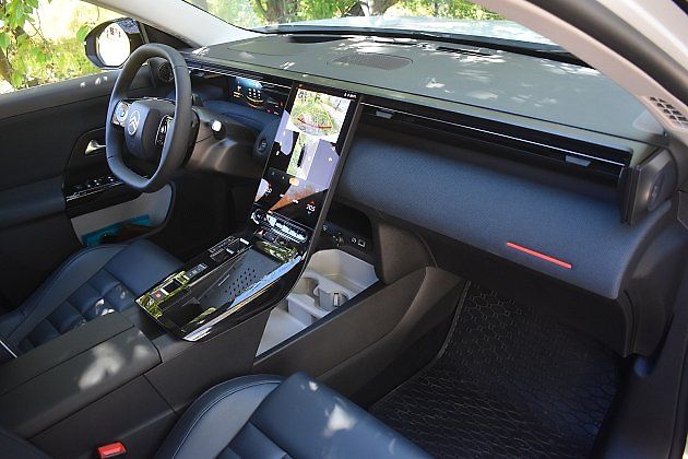 Třeba palubní deska působí moderně, přitom účelně., zdroj: Deník/Radek Pecák