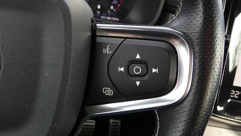 Volvo XC40 B4 AWD R-Design - fotka 12 z 21