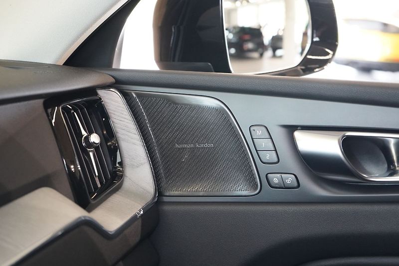 Volvo XC60 B5 AWD Plus Dark, Ventilace - fotka 40 z 46