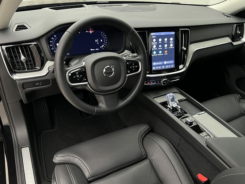 Volvo V60 B4 PLUS DARK PANORAMA - fotka 4 z 49