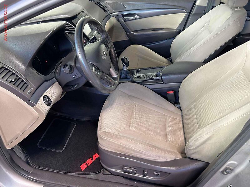 Hyundai i40 (2017) 1.7 CRDi, ČR, Navi, kamera - fotka 9 z 17