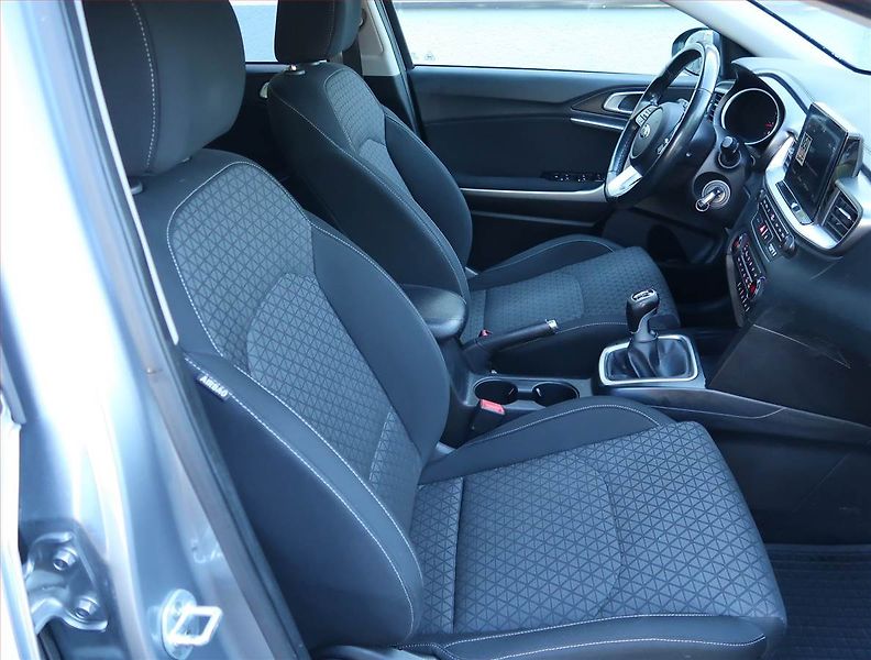 Kia Ceed (2018) 1.4 T-GDI, Serv.kniha - fotka 9 z 15