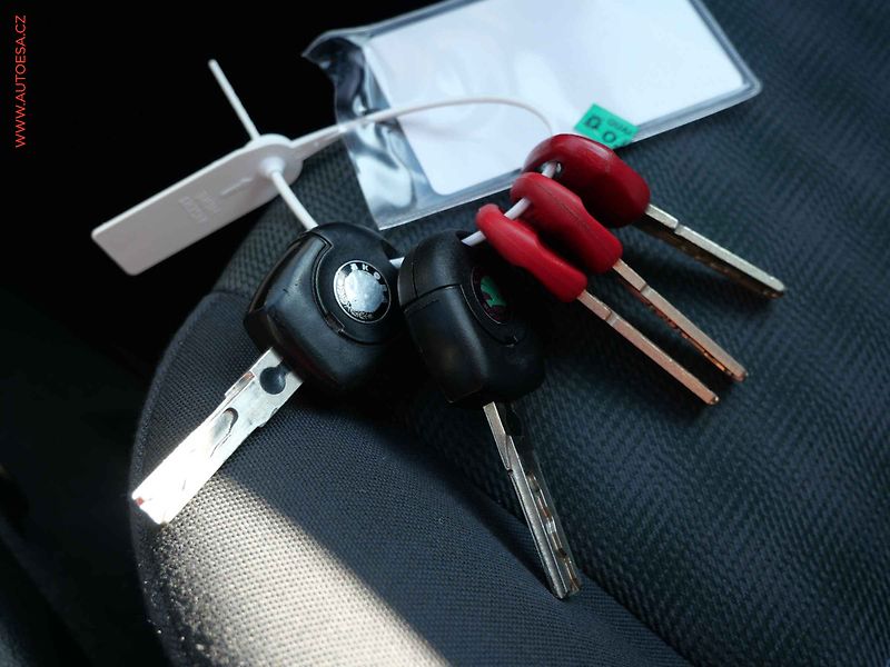 Škoda Octavia (2004) 1.6 MPi, 2.maj,ČR, Park.asist - fotka 14 z 14