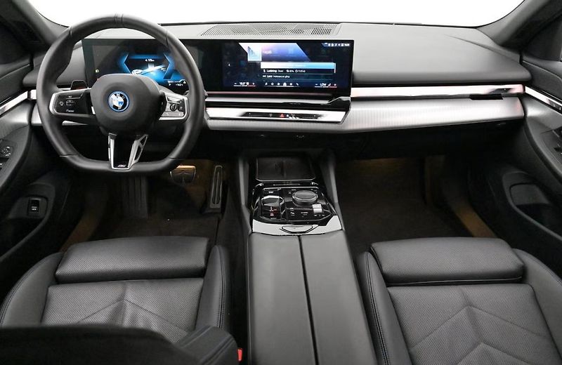 BMW i5 eDrive40 Touring SoH 96% Tažné - fotka 5 z 21