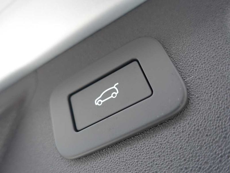 Land Rover Discovery Sport 1,5 R-Dynamic SE P300e - fotka 39 z 42