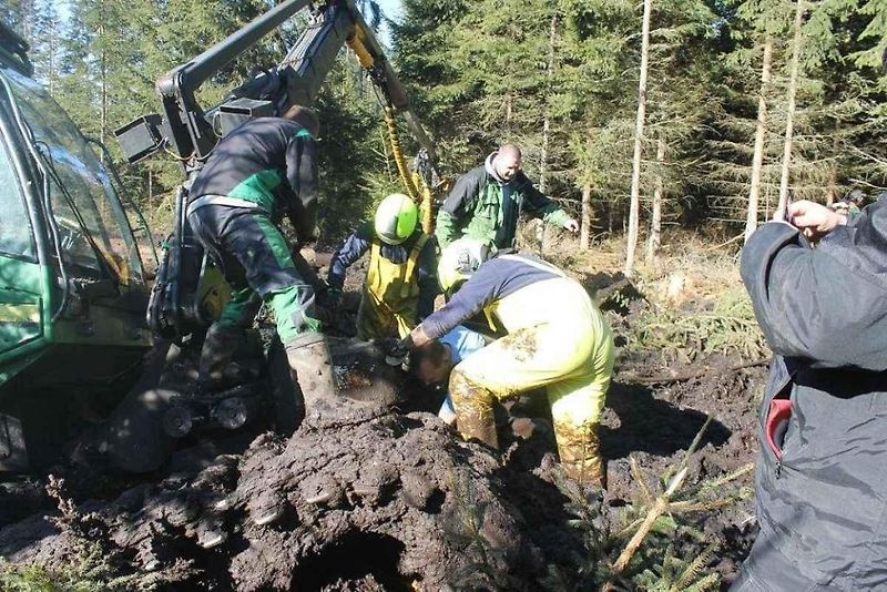 Dva dny tahali hasiči z rašeliny lesní stroje
