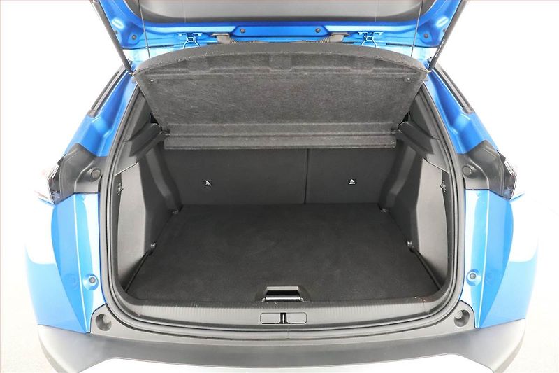 Peugeot 2008 (2021) Allure 50 kWh, SoH 91% - fotka 11 z 17