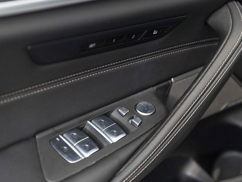 BMW Řada 5 M550i xDrive - fotka 15 z 23
