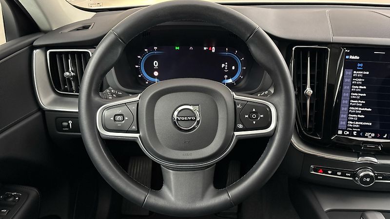 Volvo XC60 2.0 B4 AUT AWD Momentum Pro - fotka 9 z 28