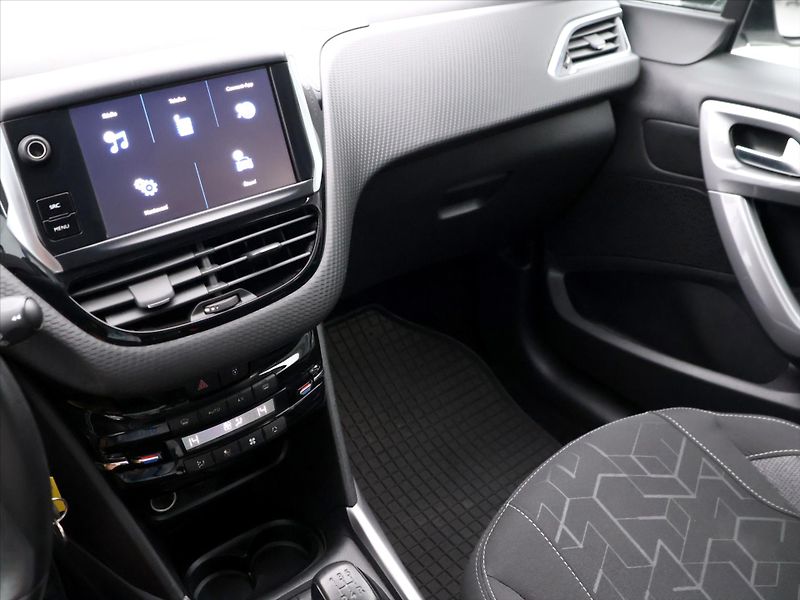 Peugeot 2008 1,2 PureTech 61kW Allure CZ - fotka 24 z 36