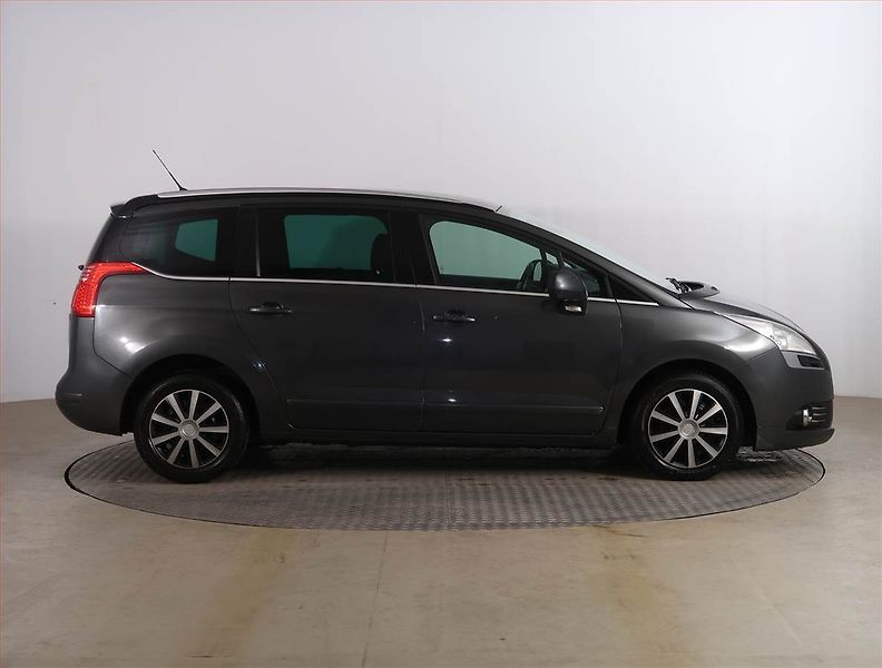 Peugeot 5008 (2013) Active 2.0 BlueHDi, 7 míst - fotka 6 z 17