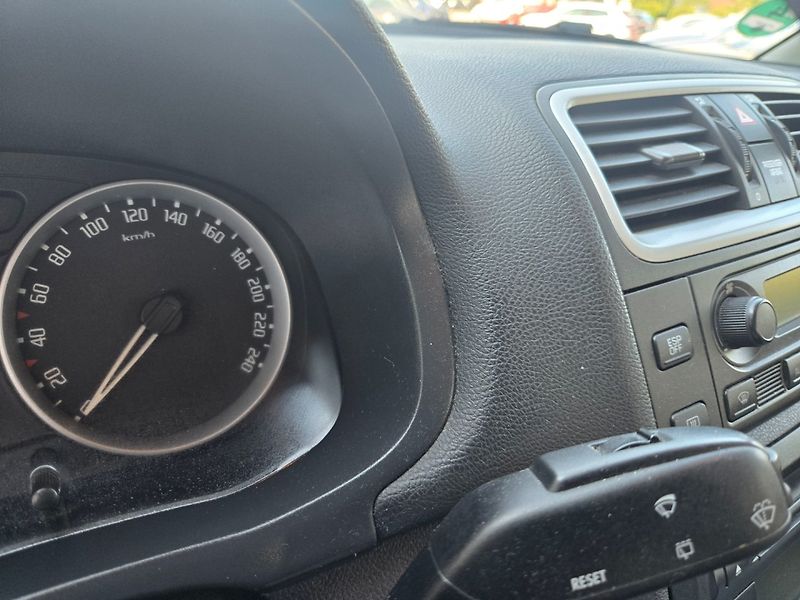 Škoda Fabia (2009) 1.4 16V Serviska - fotka 12 z 30