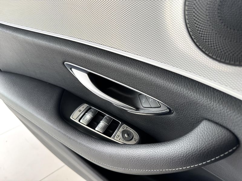 Mercedes-Benz Třídy E 220d 4Matic AMG*REZERVACE! - fotka 32 z 40