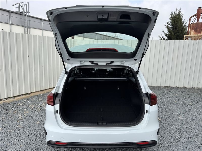 Kia Ceed 1,5 T-GDi Spin DPH 1.maj ČR - fotka 12 z 50
