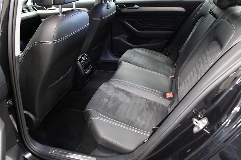 Volkswagen Passat 2,0 TDI DSG ELEGANCE 1.MAJ. CZ - fotka 12 z 37