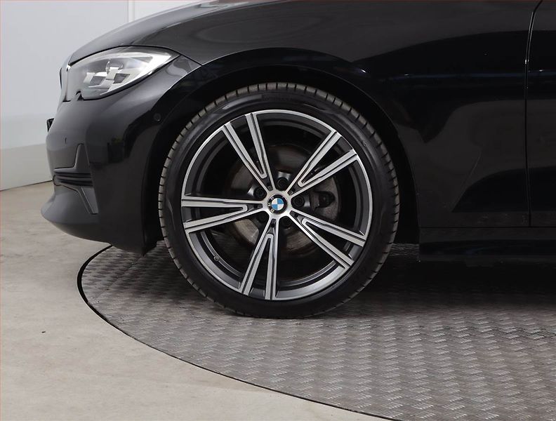 BMW Řada 3 (2021) Advantage 320 d - fotka 15 z 23