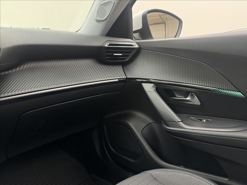 Peugeot 2008 1,2 DPH VÝHŘEV ALLURE+ 1MAJ ČR - fotka 27 z 42