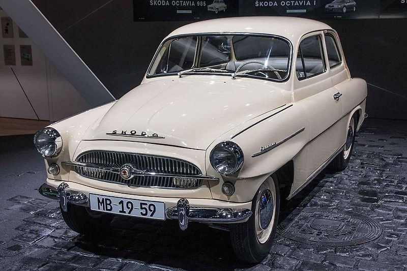 Tématem dnešního zábavného motoristického kvízu je lehký nákladní automobil Tatra 805. Na snímku je jeho nejčastěšjší provedení - valník.