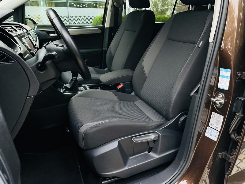 Volkswagen Touran 1.2TSI MANUÁL 7MÍST SERVISKA - fotka 28 z 42