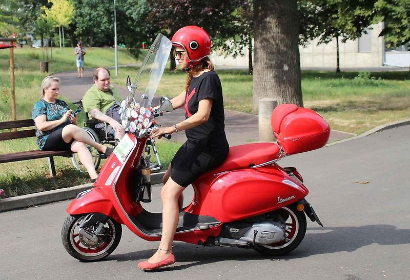 Sraz majitelů italských skútrů Vespa s názvem Vesparáda se v Lovosicích uskutečnil již popáté. Na snímku právě konvoj vyráží na spanilou jízdu.