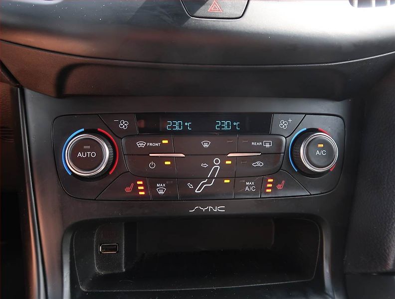 Ford Focus (2015) 2.0 EcoBoost ST, Kůže - fotka 17 z 22