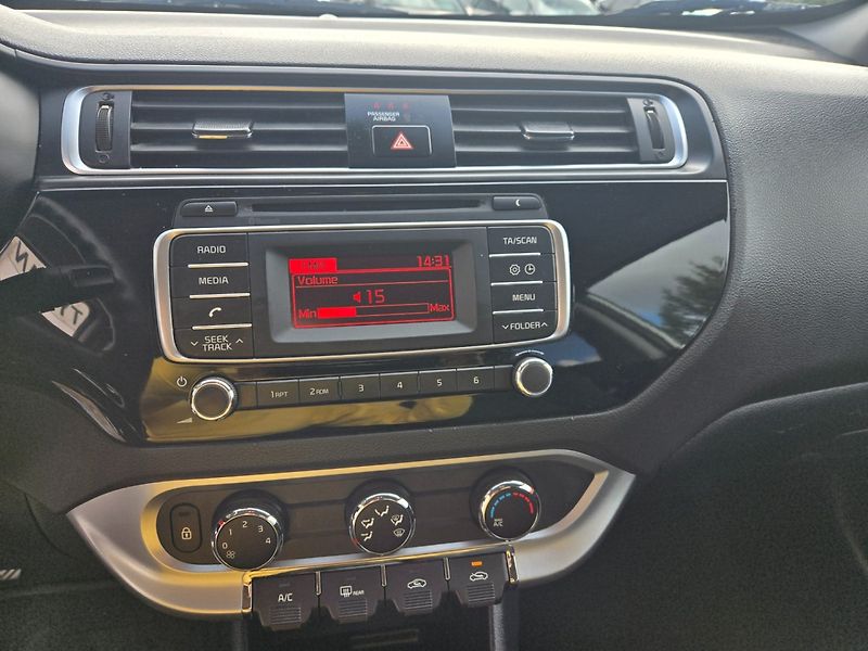 Kia Rio (2015) 1.2 i Zimáky,Serviska - fotka 9 z 25