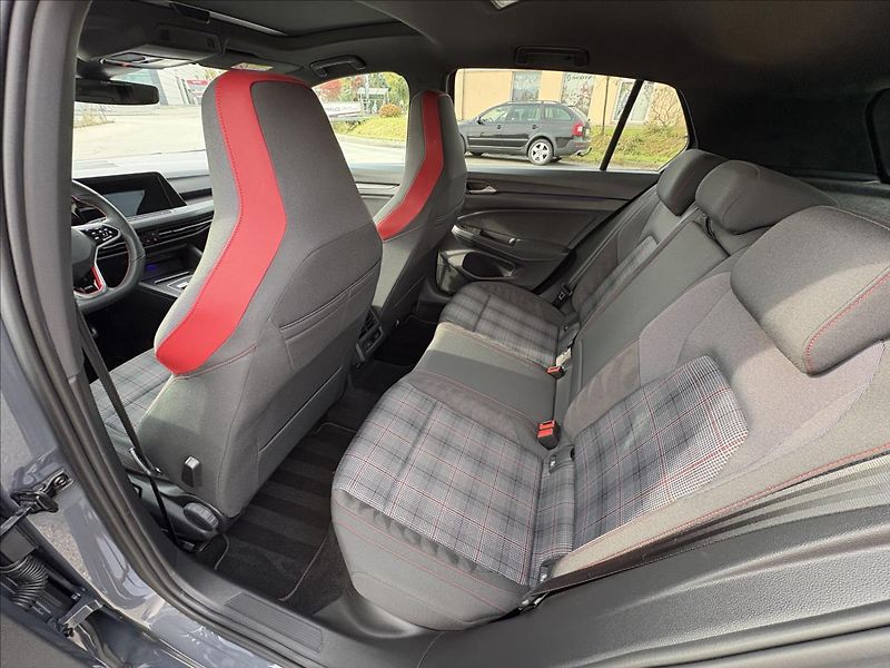 Volkswagen Golf 2,0 GTI 180kW Matrix,Panor,ACC - fotka 46 z 56