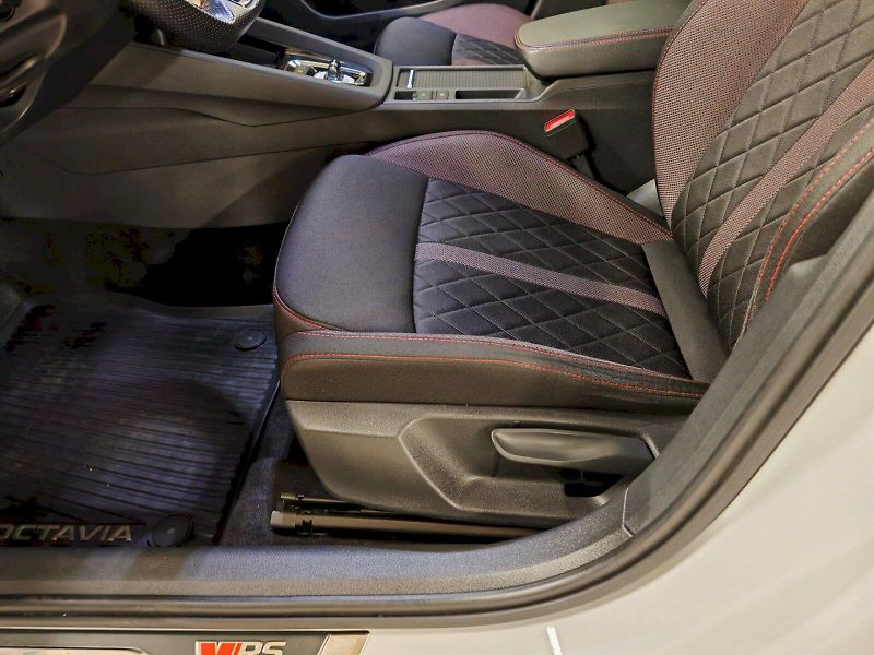 Škoda Octavia (2023) Combi 2.0 TSI 180 kW DSG RS - fotka 22 z 30