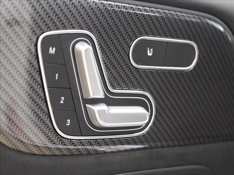 Mercedes-Benz GLB 2,0 250 4Matic AMG Line - fotka 29 z 39