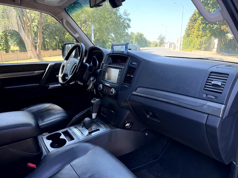 Mitsubishi Pajero 3.2 D-ID 147 kW - fotka 12 z 20