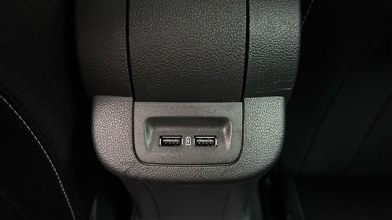 Škoda Fabia 1.0 TSI Black Combi - fotka 21 z 24